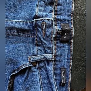 TAHARI size 12/31 Kelly Classic Skinny ankle jeans. Amazing stretch!